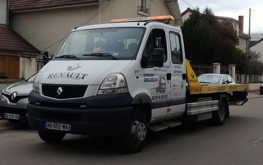 Oto kurtarma çekicisinin kayar platformuna yüklenmiş hasarlı otomobil